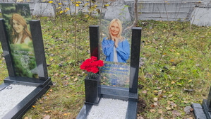 Гранитный вертикальный памятник со стеклом с прозрачным фоном, вид спереди